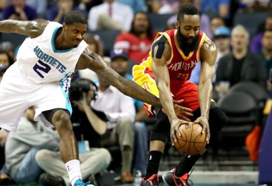 新疆队完胜深圳队，哈登带队取胜