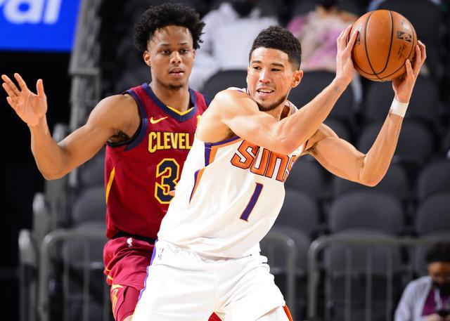 四川队力克凯尔特人，布克点燃赛场