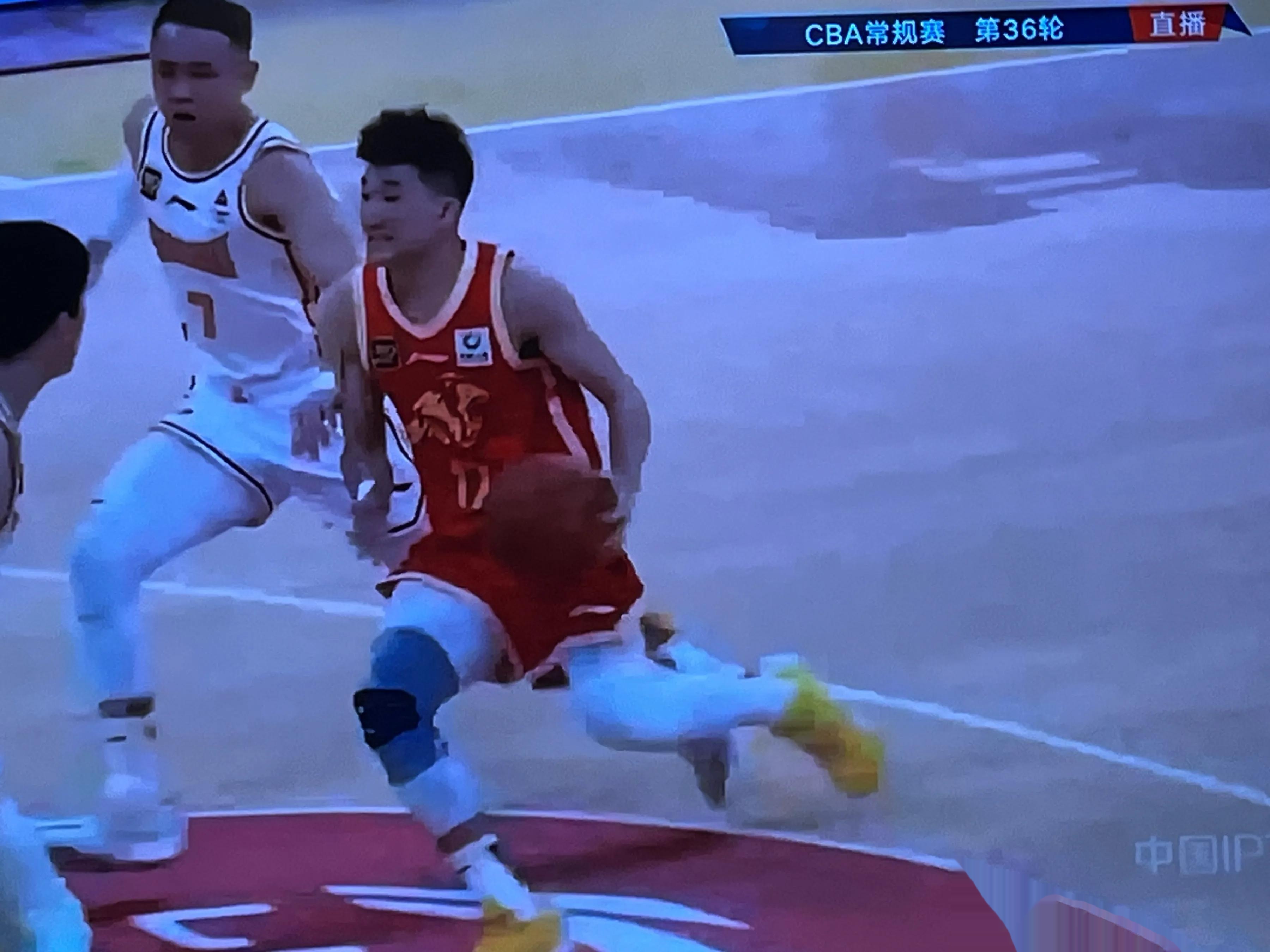 深圳队翻盘四川队，易建联统治全场