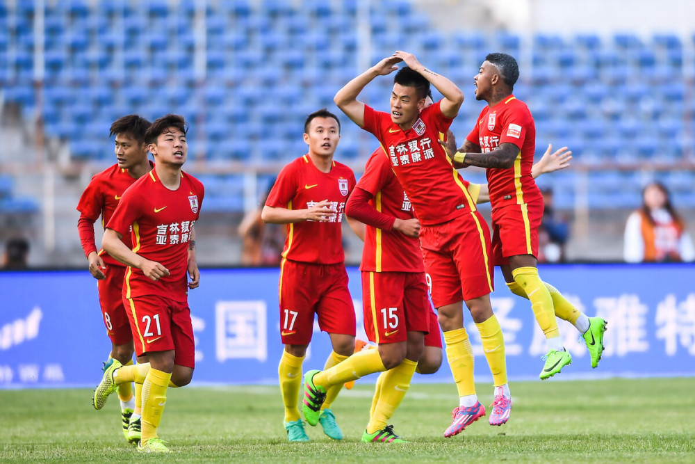 上海队力克青岛队，米切尔状态火热