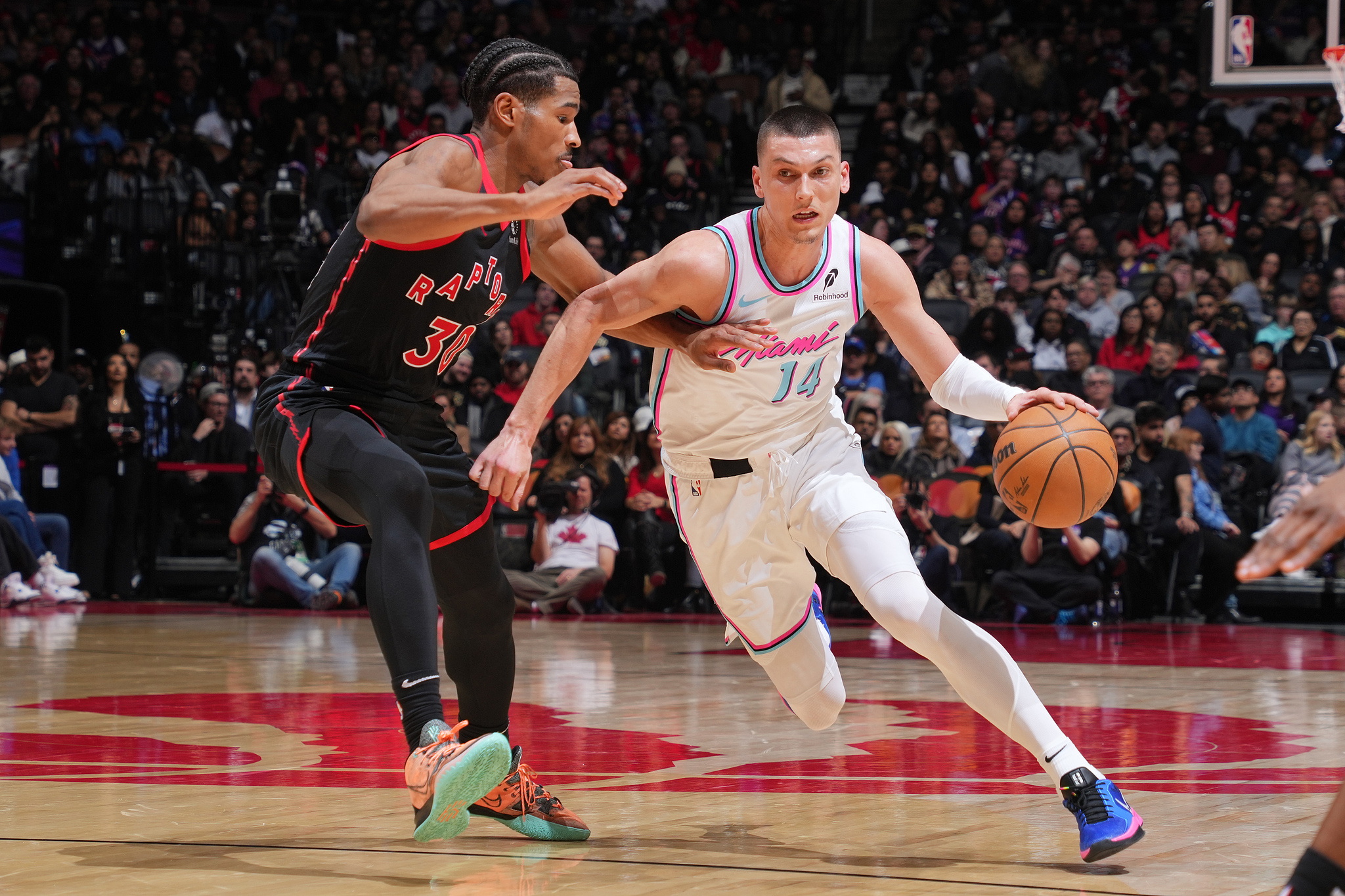 猛龙轻取塞尔维亚男篮，米切尔制霸全场