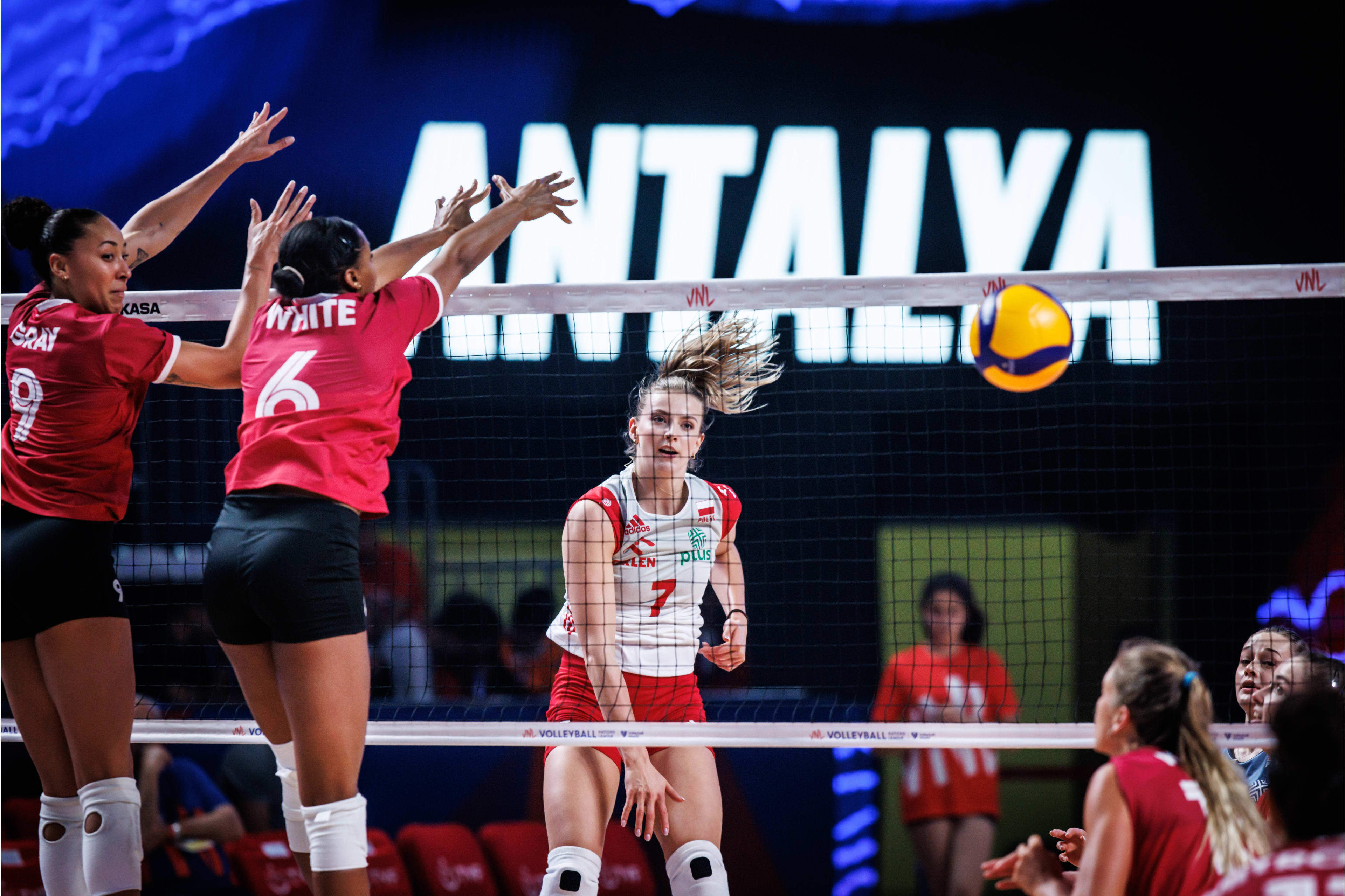 中国队鏖战奥地利队，波尔扛起全队