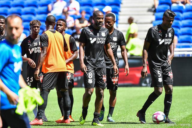 亚眠保持不败战绩，展现出强大实力