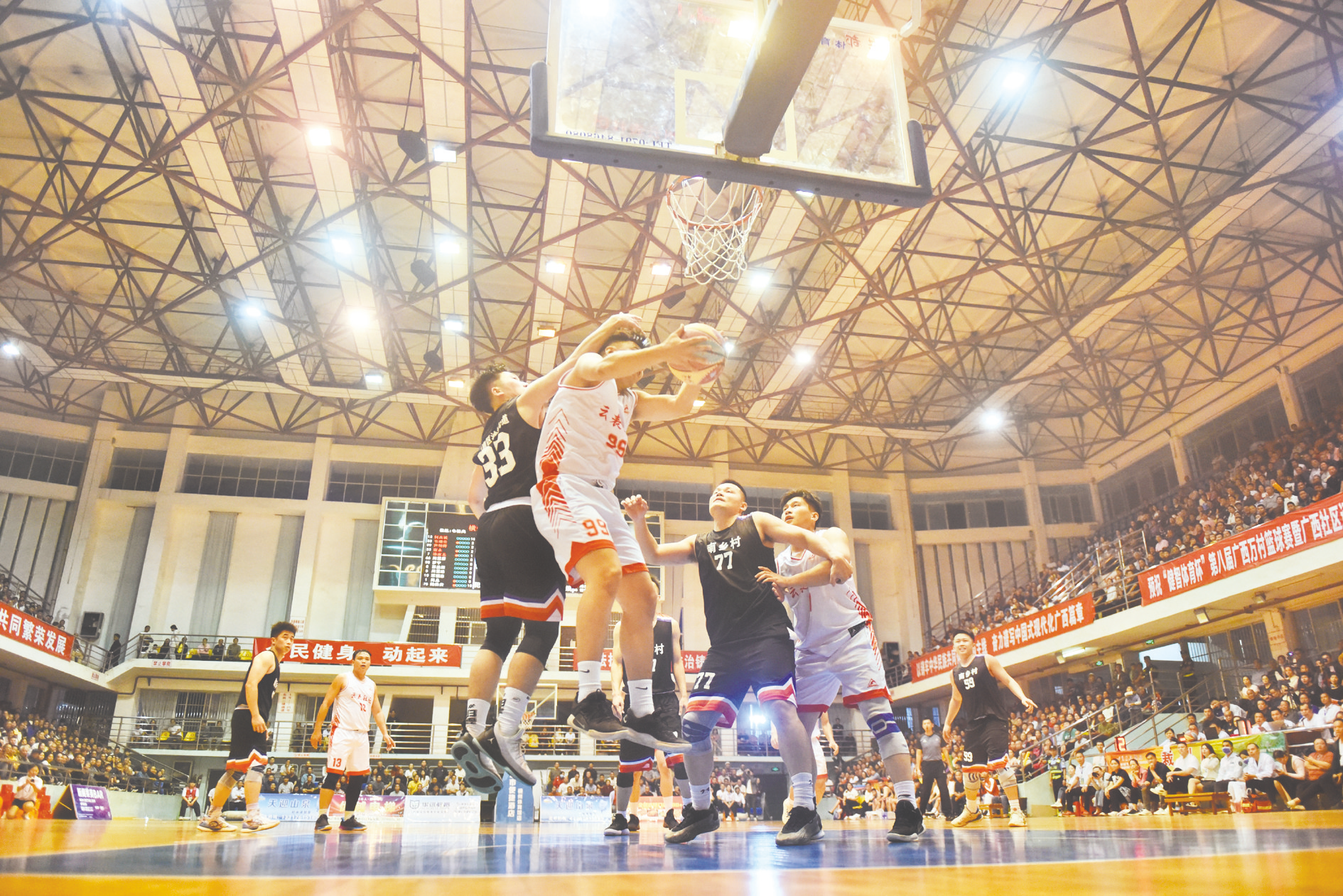 运动员激战赛场，赛事纷呈多彩