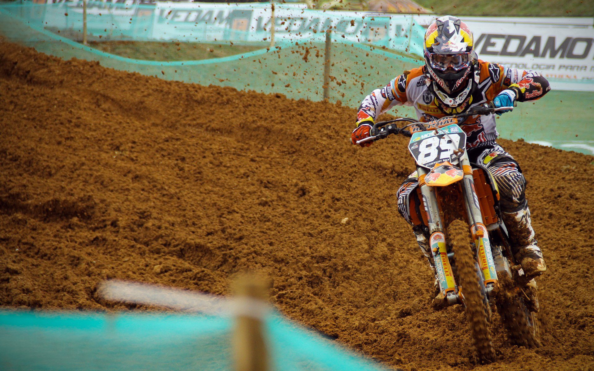 赛道烽烟，塞恩斯点燃赛场，梅赛德斯鏖战法拉利