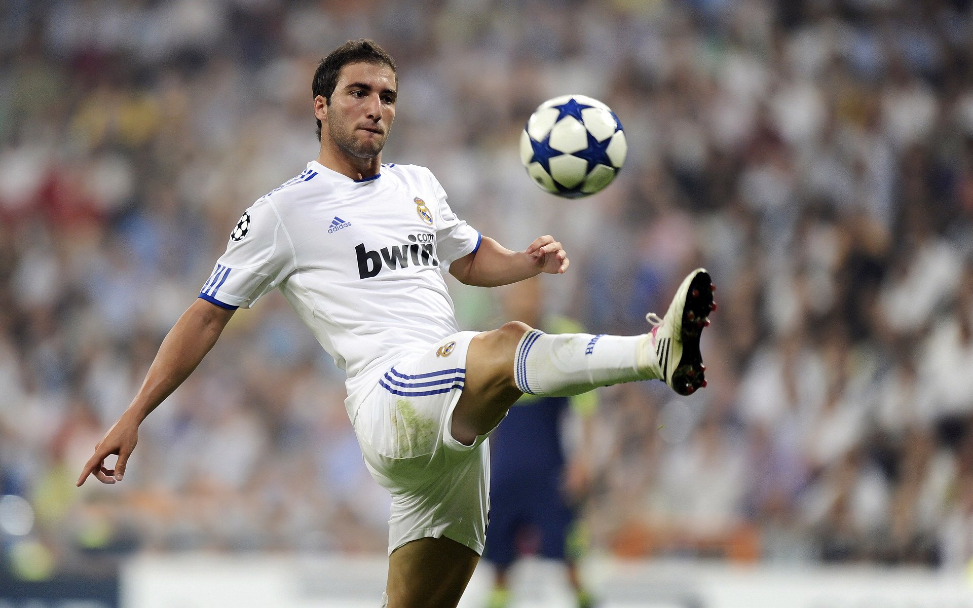 唯一性闪耀欧陆，勒沃库森铁血过关，巴雷拉欧冠半决赛的王者接管